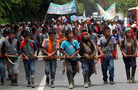 Barn frn ursprungsfolken demonstrerar