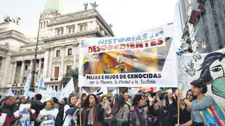 Marcha con el lema por la memoria, la verdad y la justicia