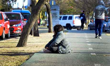 Adolescentes por debajo de la línea de pobreza