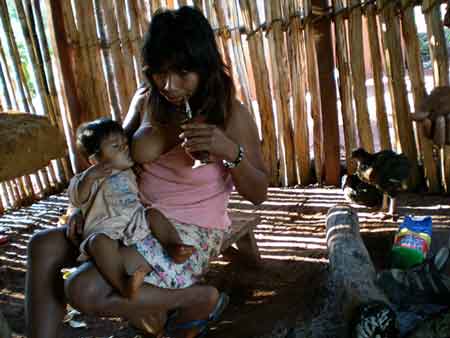 En guarani kvinna ammar sitt barn