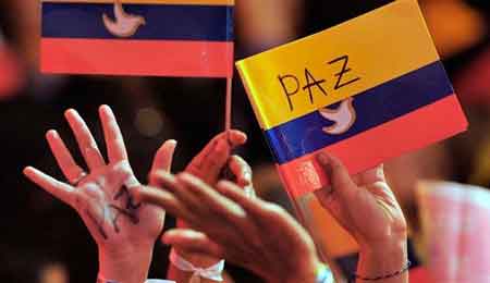 Colombias flagga och hnder med texten fred
