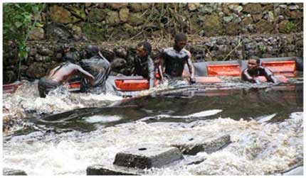 Rio Guarapiche cubierto de petroleo