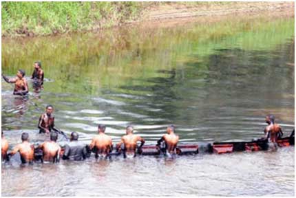 Otra vista del rio Guarapiche cubierto de petroleo