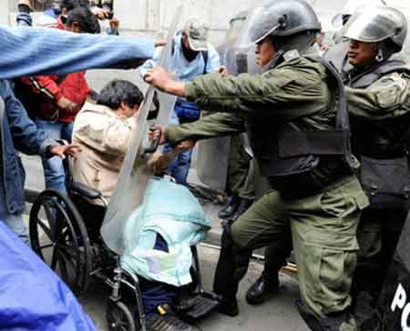 Policía antimotines impide el paso de la caravana a la plaza