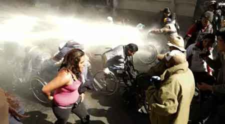 Polica reprime a los manifestantes con tanque de agua antimotines