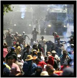 Violenta represin en tercer da de manifestaciones por la educacin pblica en Honduras