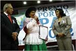 Lideresa quechua recibe Premio por la Paz