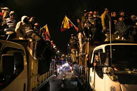 Ursprungsbefolkning anländer till Quito