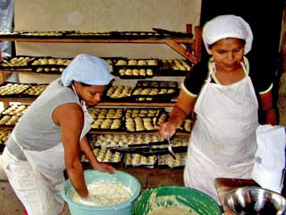 Mujeres horneando pan