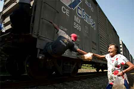 Patrona repartiendo lonches en el tren la bestia