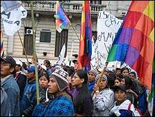 Indgenas copan la Plaza de Mayo