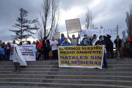 Samhllet demonstrerade mot laxodling i Puerto Natales