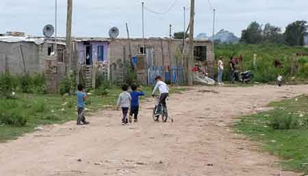 Cuatro chicos jugando en una villa miseria