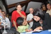 Rosario signerar böcker